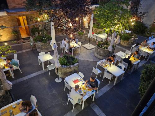 an overhead view of a restaurant with people sitting at tables at Agriturismo L'Urteia in Pieve Dugliara