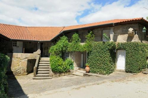 a house with ivy growing on the side of it at Casa do Barreiro de Cima in Mondim de Basto