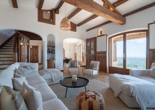 un salon avec un canapé blanc et une table dans l'établissement Villa Madeleine - Tourrettes-sur-Loup, à Tourrettes-sur-Loup