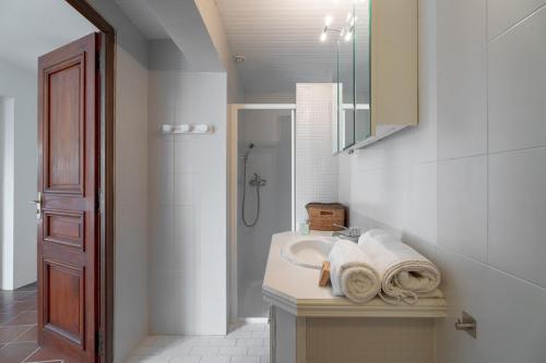 une salle de bain avec un lavabo et un miroir dans l'établissement Villa Madeleine - Tourrettes-sur-Loup, à Tourrettes-sur-Loup