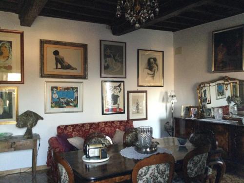 a living room with a couch and a table at B&B Francesca in Serrone