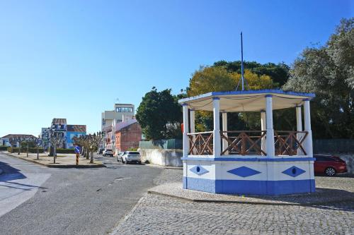 a small structure on the side of a street at Casa da Praceta - BY SCH in Alfeizerão