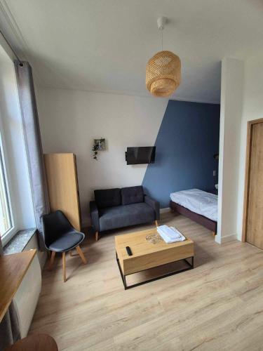 un salon avec un canapé et une table basse dans l'établissement Appartement à thermal, à Nancy