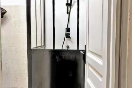 une porte s'ouvrant sur une pièce dans l'établissement Séjour au pied du colorado provençal, avec piscine, à Rustrel