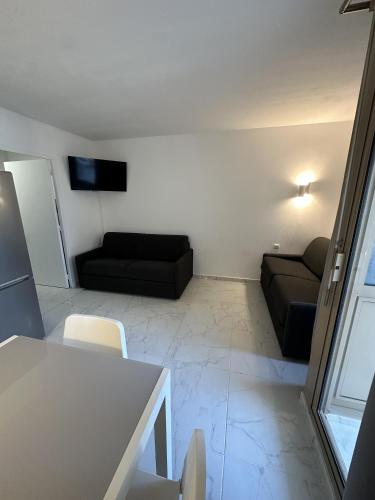 un salon avec un canapé et une table dans l'établissement Résidence Graziella Studio 406, à Juan-les-Pins