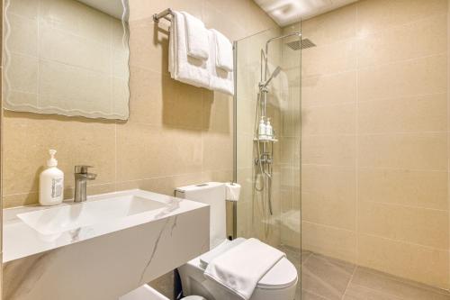 un bagno con lavandino, wc e doccia di Habyt Kada at Maxwell a Singapore