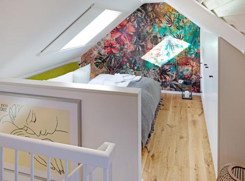 una camera da letto con un murale di Haven Fan Frede a List