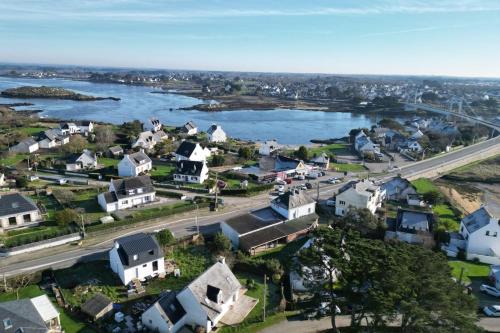 - une vue aérienne sur une ville avec une rivière et des maisons dans l'établissement Maison de vacances tout confort - 50m de la Ria, à Plouhinec