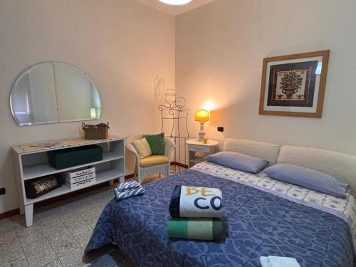 sypialnia z łóżkiem i lustrem w obiekcie B&B Camelia w mieście Città di Castello