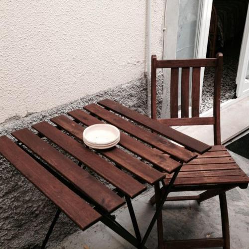 a wooden bench with a frisbee sitting on it at Piano terra con giardino in Moneglia