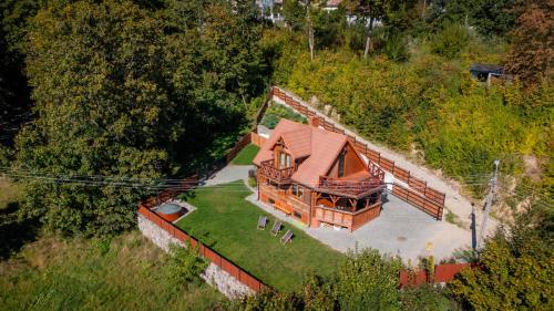 an overhead view of a house on a hill at Bug Na Skarpie - Domek Wypoczynkowy z Jacuzzi i Kominkiem in Drohiczyn nad Bugiem