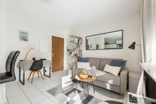 un salon avec un canapé et une table dans l'établissement Bel appartement près de la plage, à Saint-Malo