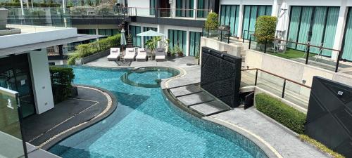 Swimmingpoolen hos eller tæt på Luxury spacious 3 bdr apartment Pandora residence