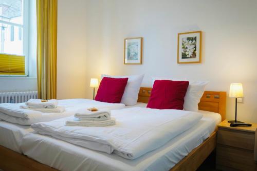 una camera da letto con un letto con asciugamani sopra di Wohnensemble mit 3 separaten Bereichen- 2 Küchen- 3 Badezimmer- 10 Personen- Garten- Parkplatz a Wolfsburg