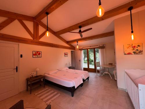 une chambre avec un grand lit dans une pièce dans l'établissement La Bergerie, à La Garde-Freinet