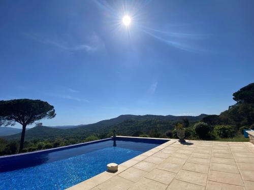 une piscine avec vue sur les montagnes dans l'établissement La Bergerie, à La Garde-Freinet