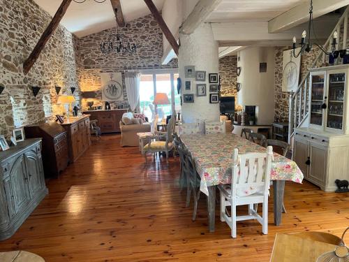 une cuisine et une salle à manger avec une table et des chaises dans l'établissement La Bergerie, à La Garde-Freinet