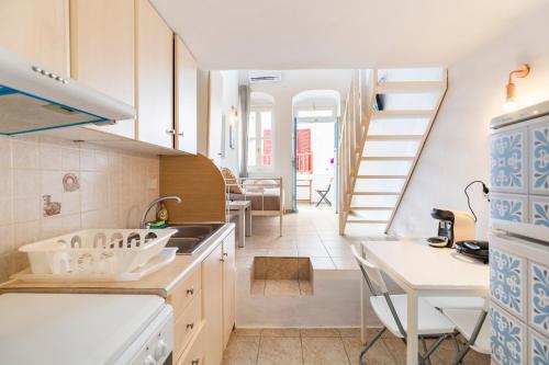 een keuken met een spoelbak en een aanrechtblad bij Elenitas Studio in Mykonos Town in Mykonos-stad