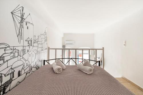 een bed met twee kussens erop in een kamer bij Elenitas Studio in Mykonos Town in Mykonos-stad