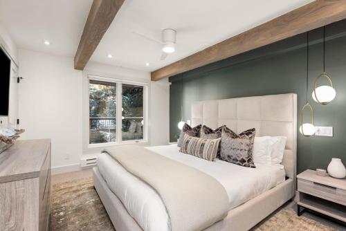Fully Renovated 2 BR on River with Pool - Walk to Town! photo 3