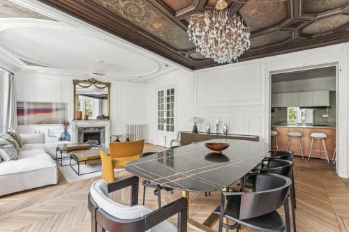 une salle à manger et un salon avec une table et des chaises dans l'établissement Le Palace Sacré Coeur by ecoflats, à Paris