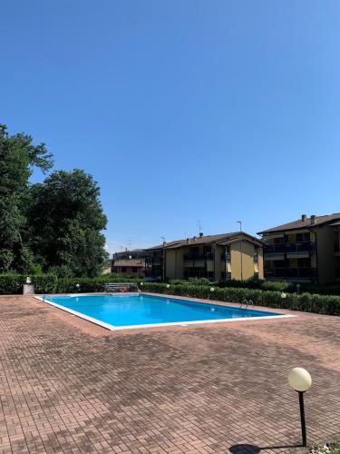 a swimming pool in the middle of a building at Garda Tulipano tranquillo bilocale con piscina e terrazza in Desenzano del Garda