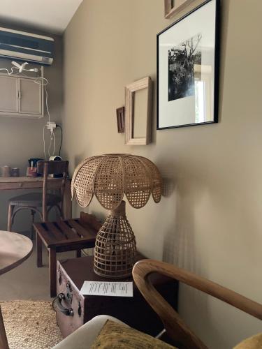 une lampe assise sur une table dans le salon dans l'établissement Ô Bord de Loire, à Denée