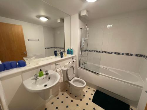 een badkamer met een wastafel, een toilet en een douche bij Workers 3 bedroom beach boulevard apt in Aberdeen
