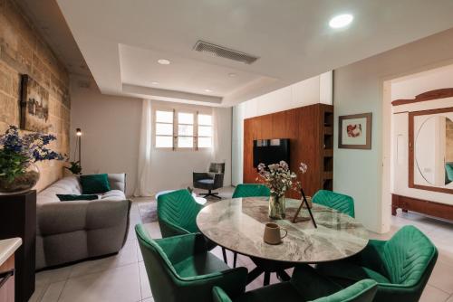 Foto Stunning 2-Bed Apartment in Heart of Valletta 1