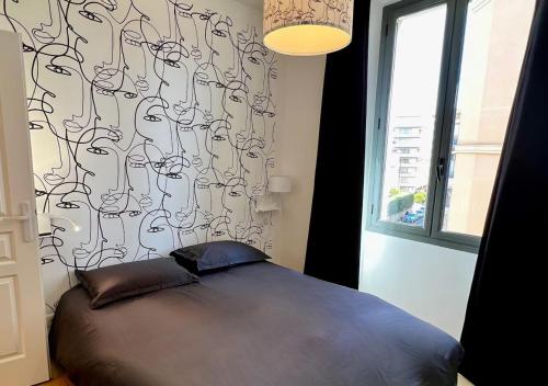- une chambre avec un lit en face d'une fenêtre dans l'établissement Splendid Flat 1 room and 1 sofa bed renovated 2P3, à Cannes