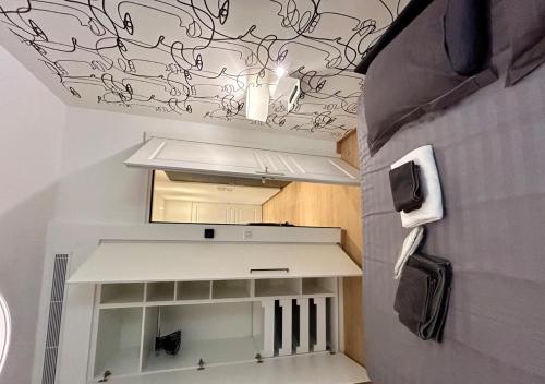 une cuisine avec un plafond orné de graffitis. dans l'établissement Splendid Flat 1 room and 1 sofa bed renovated 2P3, à Cannes