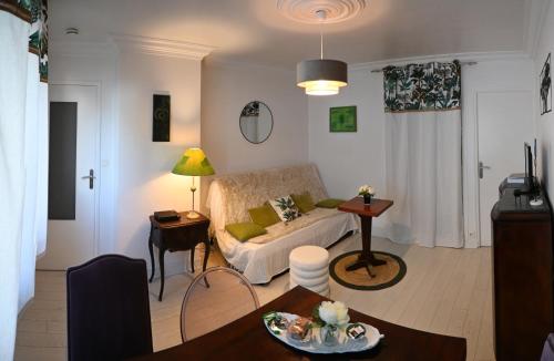 un salon avec un canapé et une table dans l'établissement LE COSY 73 - Proche plage et port de Granville, à Granville