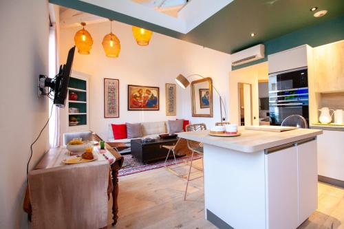 - une cuisine et un salon avec un comptoir et une table dans l'établissement Stylish & Spacious 2-Bed Duplex in Cannes, à Cannes