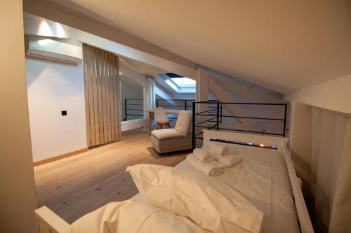 Stylish & Spacious 2-Bed Duplex in Cannes