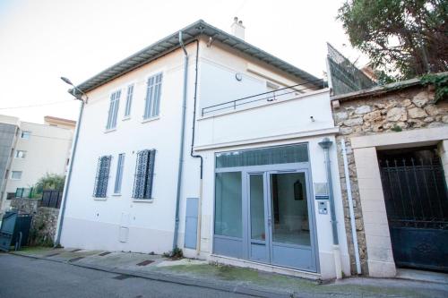 Stylish & Spacious 2-Bed Duplex in Cannes