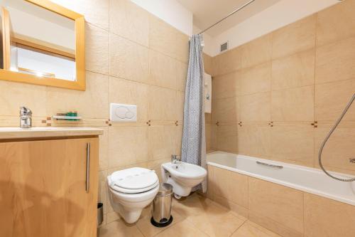 Beachside Bliss 5 mins Beach & Waterfront - Pool - Wi-Fi - Smart TV
