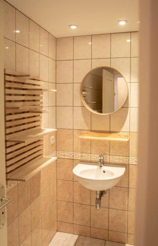 une salle de bain avec un lavabo et un miroir dans l'établissement Morzine Central Apartment, à Morzine
