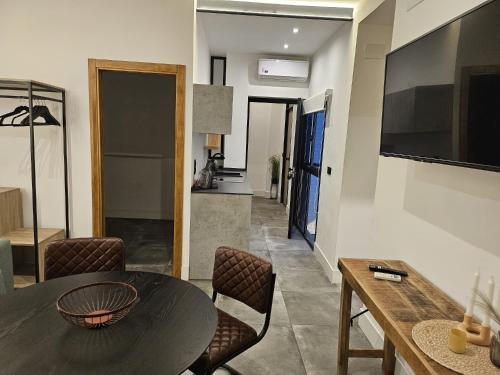 Un televizor și/sau centru de divertisment la Suite Patio de los Naranjos 6 huespedes