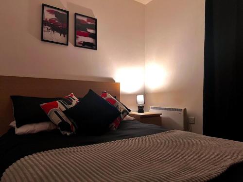 Ένα ή περισσότερα κρεβάτια σε δωμάτιο στο Vivid, Stylish, Central, Bold, Retro, Intimate, Red Accents, Striking Design, City Centre, 1BR