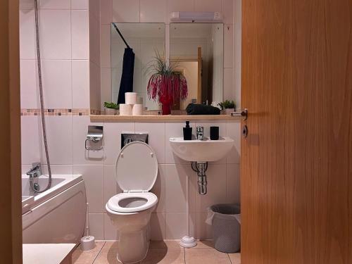 Ένα μπάνιο στο Vivid, Stylish, Central, Bold, Retro, Intimate, Red Accents, Striking Design, City Centre, 1BR