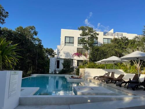 Πισίνα στο ή κοντά στο Upscale 2BR Penthouse with WaterGolf View