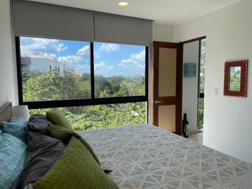 Ένα ή περισσότερα κρεβάτια σε δωμάτιο στο Upscale 2BR Penthouse with WaterGolf View