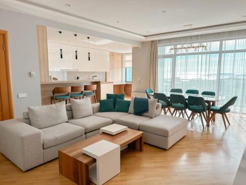 City & Sea View Modern Apartment in City Center