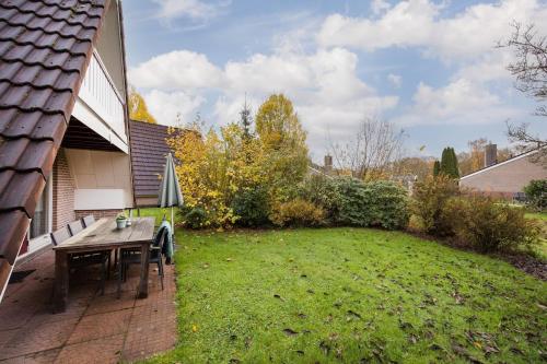 Taman di luar Ooievaar I Bungalow met Grote Tuin