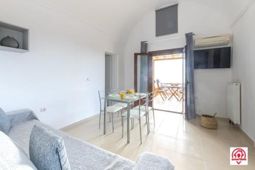 Istumisnurk majutusasutuses Modern Naya Escape in Santorini with Captivating Sea Views