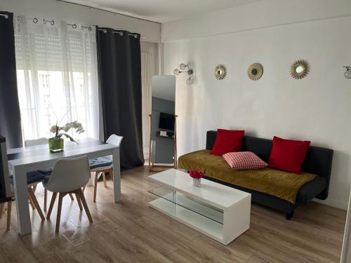 un salon avec un canapé et une table dans l'établissement Appartement proche Tour Eiffel, à Paris