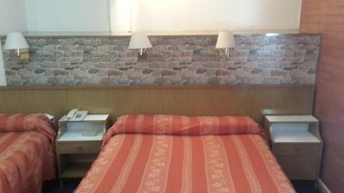 Een bed of bedden in een kamer bij Diplomat Hotel