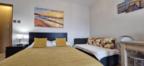 Giường trong phòng chung tại Cozy modern Apartment SUNRISE studio 35m2 balcony 3 persons