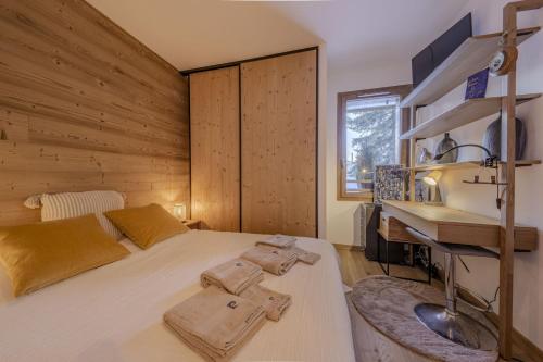 - une chambre avec un lit, un bureau et un lavabo dans l'établissement Serre-Chevalier T4 luxe pied pistes, au Monêtier-les-Bains