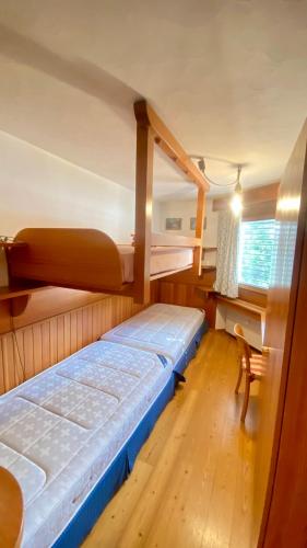 Un dormitorio con dos literas en un barco. en SuperG apartment, en St. Moritz